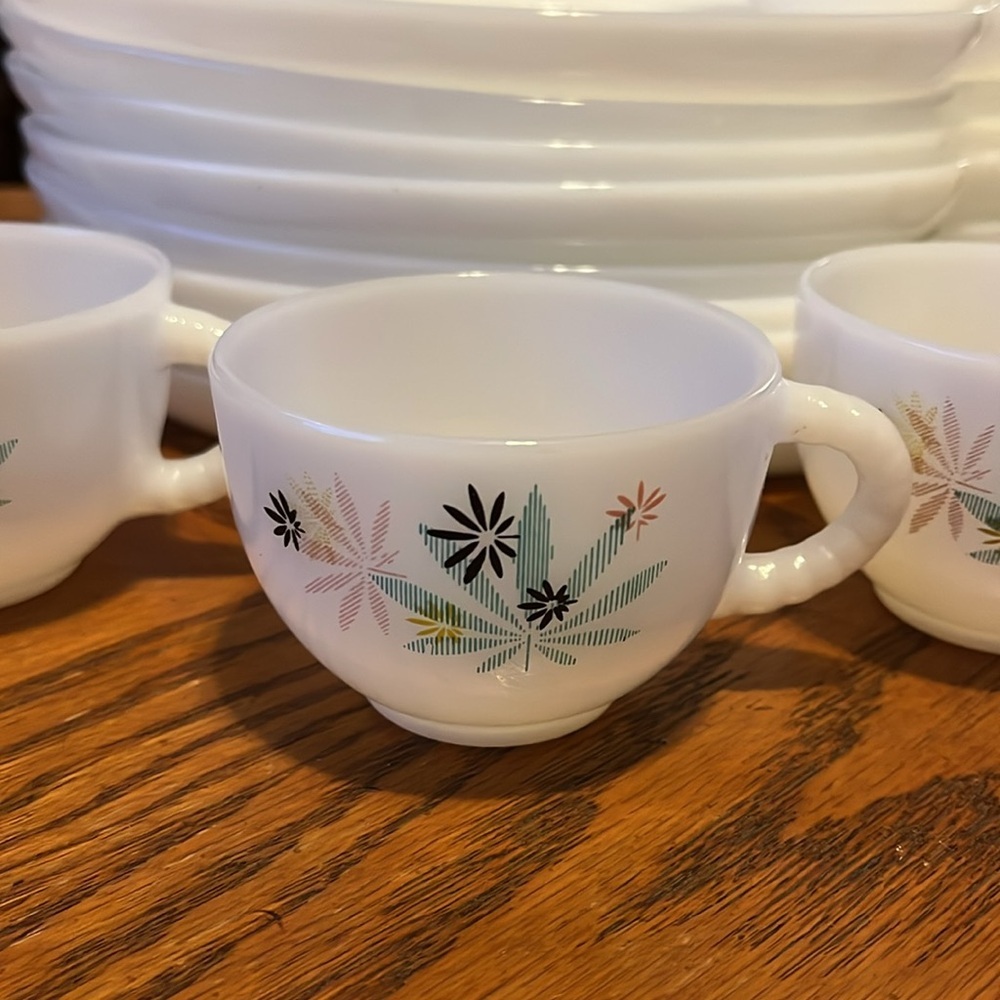 1950s Federal Milk Glass Snack Set Atomic Flower Plate Cup MCM Retro - Picture 2 of 5